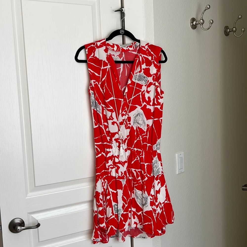Sleeveless red and white pattern dress